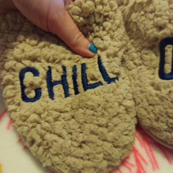 Men's Fuzzy Slippers size 9/10 with “Chill Out” 😎 - Picture 2 of 7